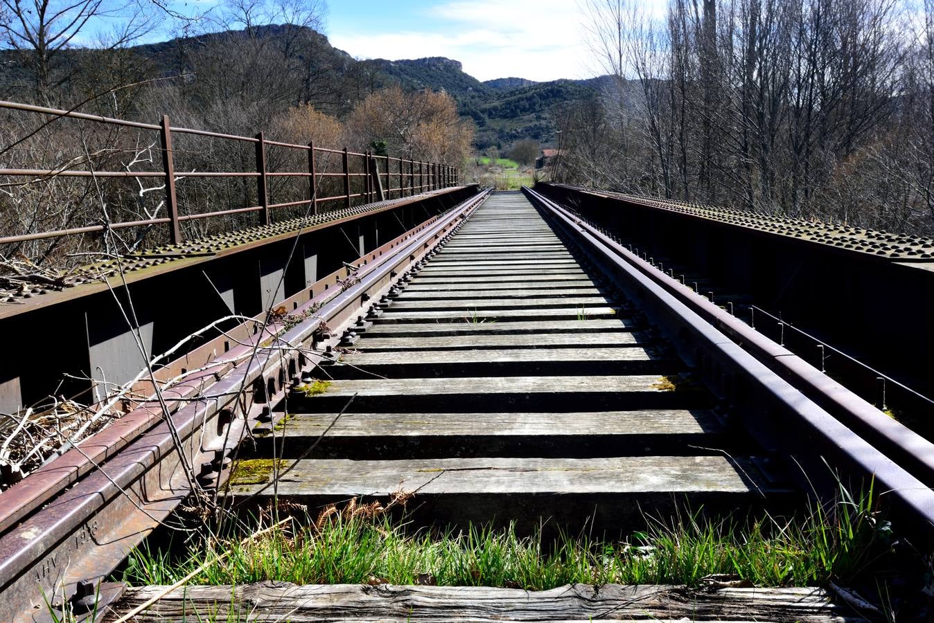 Viejo puente volado del Santander-Mediterráneo a la entrada del apeadero de Escaño.