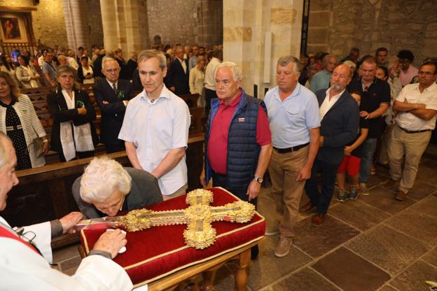 Las misas y la veneración del 'lignum crucis' se desarrollan con «normalidad»