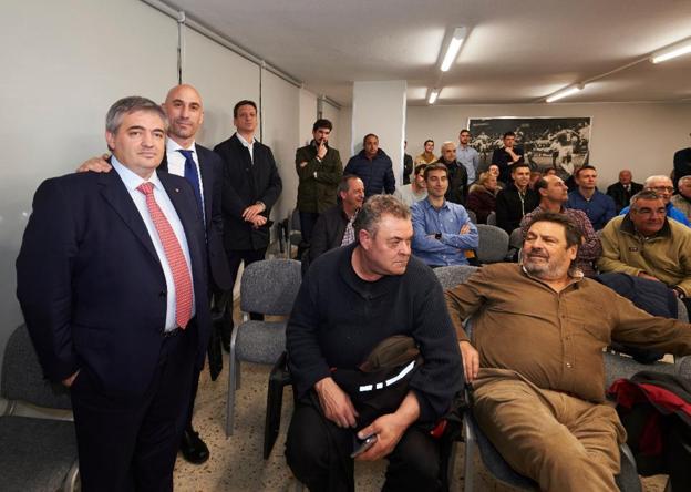 José Ángel Peláez (izquierda), con Luis Rubiales a su espalda ayer en la sede de la Cántabra. 