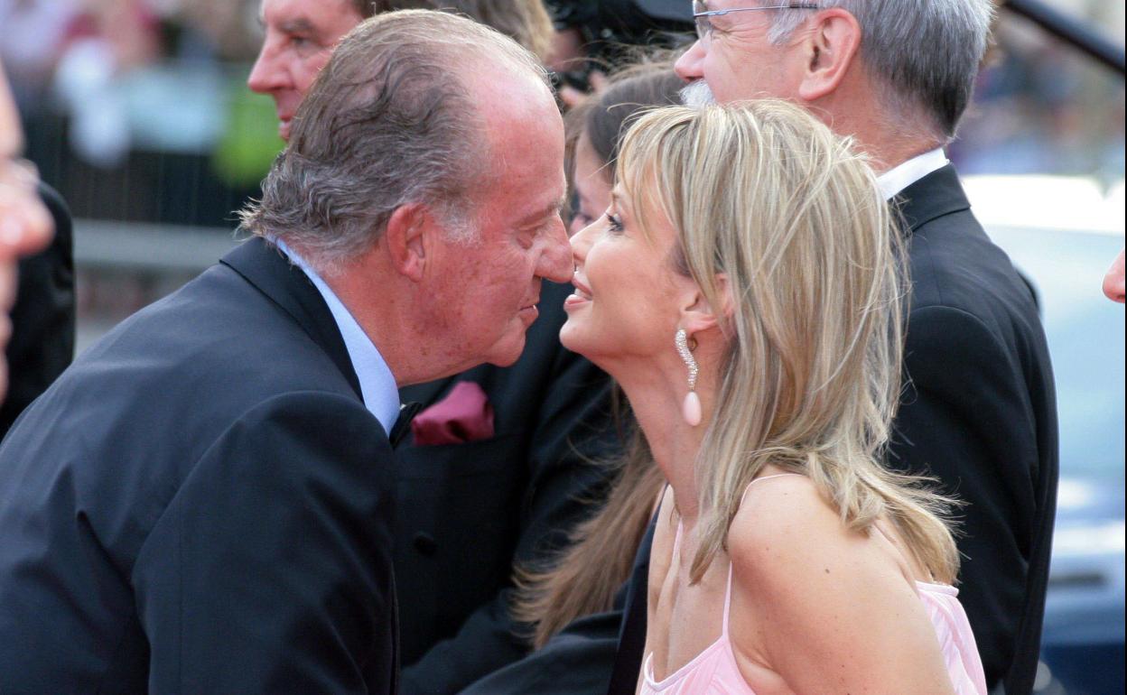 El rey Juan Carlos I saluda con un beso a Corinna Sayn-Wittgenstein durante la gala de los premios Laureus 2006 en Barcelona. 