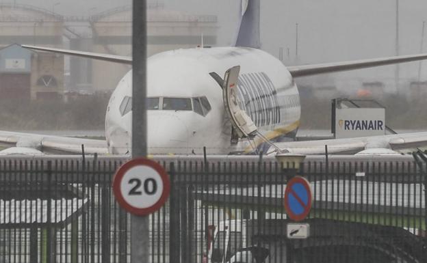 El avión inmovilizado con la puerta delantera abierta. 