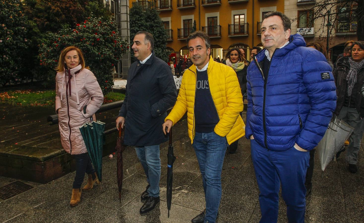 Unas 1.500 personas han desafiado este viernes al frío y la lluvia, llamadas por UGT y CCOO para manifestarse por las calles de Torrelavega para reclamar que la industria de Cantabria tenga futuro y también para apoyar a trabajadores de Sniace. 