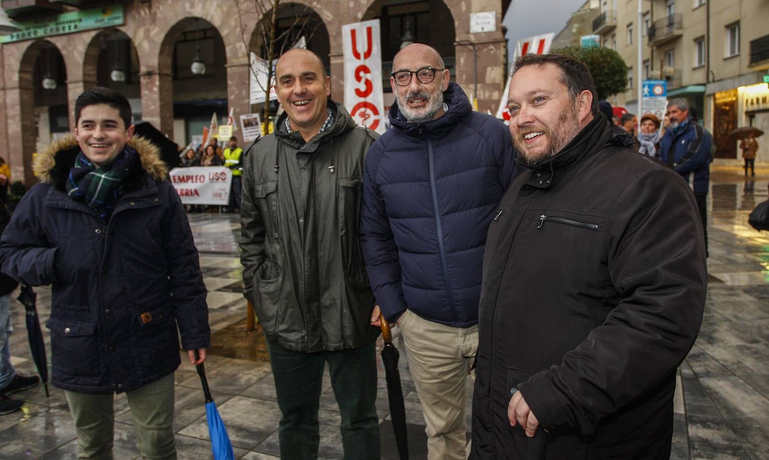 Unas 1.500 personas han desafiado este viernes al frío y la lluvia, llamadas por UGT y CCOO para manifestarse por las calles de Torrelavega para reclamar que la industria de Cantabria tenga futuro y también para apoyar a trabajadores de Sniace. 