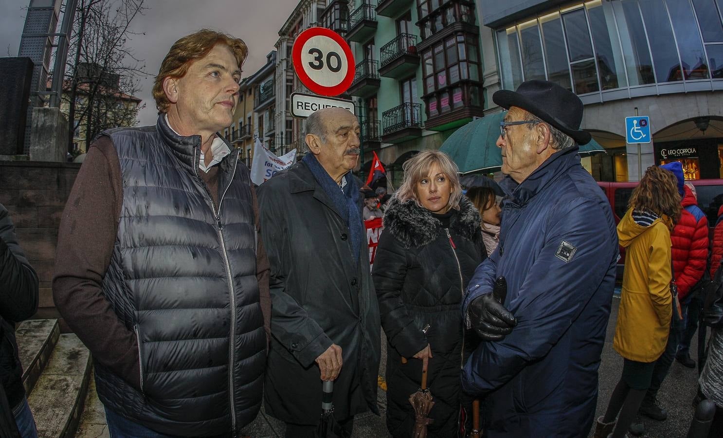 Unas 1.500 personas han desafiado este viernes al frío y la lluvia, llamadas por UGT y CCOO para manifestarse por las calles de Torrelavega para reclamar que la industria de Cantabria tenga futuro y también para apoyar a trabajadores de Sniace. 