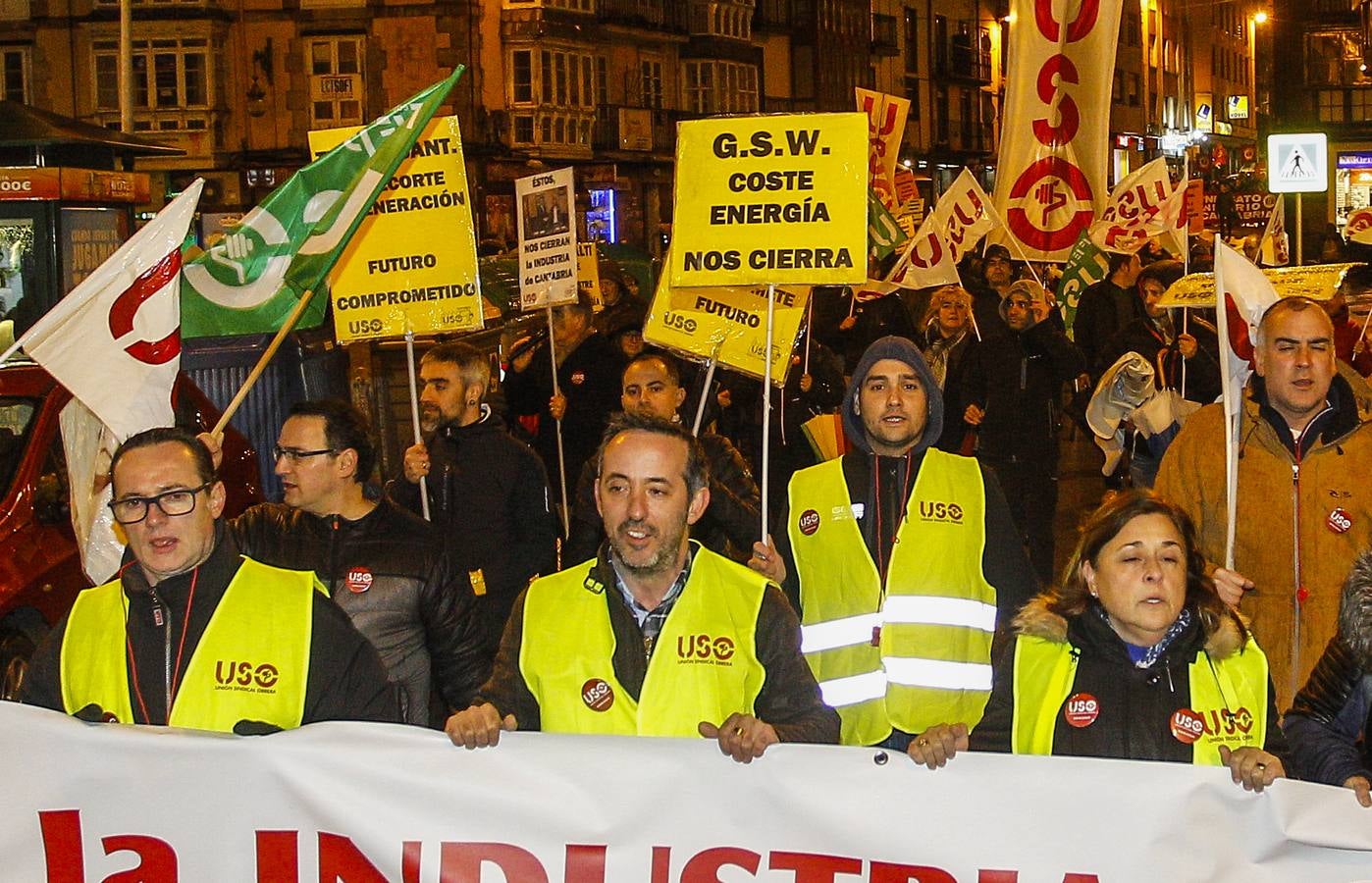 Unas 1.500 personas han desafiado este viernes al frío y la lluvia, llamadas por UGT y CCOO para manifestarse por las calles de Torrelavega para reclamar que la industria de Cantabria tenga futuro y también para apoyar a trabajadores de Sniace. 