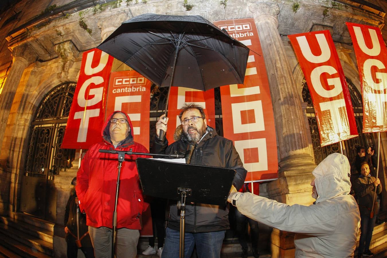 Unas 1.500 personas han desafiado este viernes al frío y la lluvia, llamadas por UGT y CCOO para manifestarse por las calles de Torrelavega para reclamar que la industria de Cantabria tenga futuro y también para apoyar a trabajadores de Sniace. 