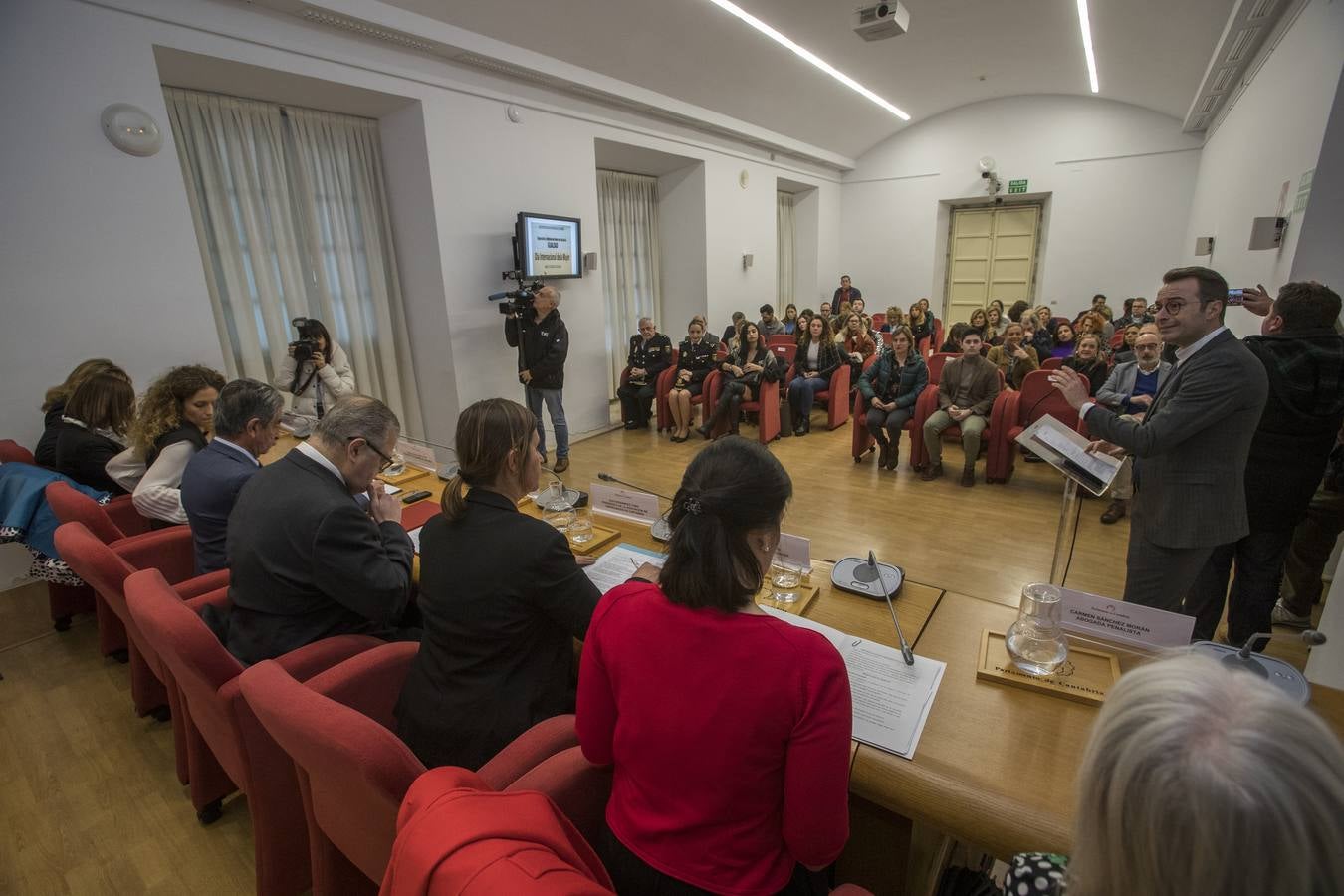 Mujeres profesionales y con cargos de responsabilidad política en distintas administraciones en Cantabria han reivindicado la igualdad real de oportunidades, que es la que «aún falta», y han defendido su derecho a decidir cómo conciliar sin ser juzgadas.Con motivo de la celebración del Día Internacional de la Mujer, la Asociación de Mujeres Empresarias de Cantabria, ADMEC, ha organizado el foro 'Avances y desafíos en la Igualdad'.Se ha celebrado en el Parlamento y ha contado con la participación del presidente regional, Miguel Ángel Revilla, y del de la Cámara, Joaquín Gómez.También han intervenido la delegada del Gobierno, Ainoa Quiñones, la alcaldesa de Santander, Gema Igual, la consejera de Presidencia, Paula Fernández Viaña, la abogada penalista Carmen Sánchez Morán, y la empresaria hostelera Teresa Monteoliva, además de Eva Fernández Cobo, presidenta de ADMEC.