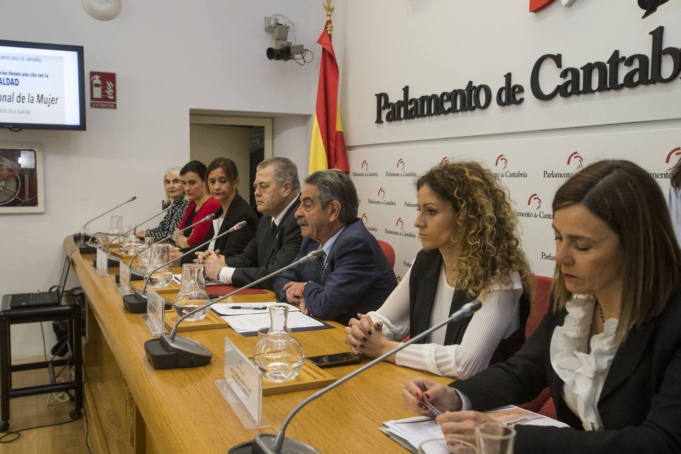 Mujeres profesionales y con cargos de responsabilidad política en distintas administraciones en Cantabria han reivindicado la igualdad real de oportunidades, que es la que «aún falta», y han defendido su derecho a decidir cómo conciliar sin ser juzgadas.Con motivo de la celebración del Día Internacional de la Mujer, la Asociación de Mujeres Empresarias de Cantabria, ADMEC, ha organizado el foro 'Avances y desafíos en la Igualdad'.Se ha celebrado en el Parlamento y ha contado con la participación del presidente regional, Miguel Ángel Revilla, y del de la Cámara, Joaquín Gómez.También han intervenido la delegada del Gobierno, Ainoa Quiñones, la alcaldesa de Santander, Gema Igual, la consejera de Presidencia, Paula Fernández Viaña, la abogada penalista Carmen Sánchez Morán, y la empresaria hostelera Teresa Monteoliva, además de Eva Fernández Cobo, presidenta de ADMEC.