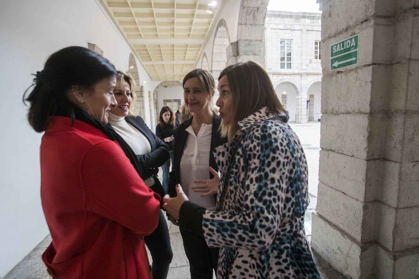 Mujeres profesionales y con cargos de responsabilidad política en distintas administraciones en Cantabria han reivindicado la igualdad real de oportunidades, que es la que «aún falta», y han defendido su derecho a decidir cómo conciliar sin ser juzgadas.Con motivo de la celebración del Día Internacional de la Mujer, la Asociación de Mujeres Empresarias de Cantabria, ADMEC, ha organizado el foro 'Avances y desafíos en la Igualdad'.Se ha celebrado en el Parlamento y ha contado con la participación del presidente regional, Miguel Ángel Revilla, y del de la Cámara, Joaquín Gómez.También han intervenido la delegada del Gobierno, Ainoa Quiñones, la alcaldesa de Santander, Gema Igual, la consejera de Presidencia, Paula Fernández Viaña, la abogada penalista Carmen Sánchez Morán, y la empresaria hostelera Teresa Monteoliva, además de Eva Fernández Cobo, presidenta de ADMEC.