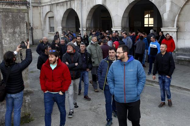 Trabajadores de Sniace abandonan las instalaciones al término de una asamblea. 