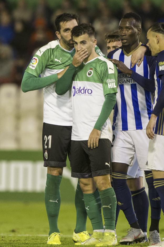 Figueras le habla al oído a Aitor Buñuel durante el partido ante la Ponferradina.