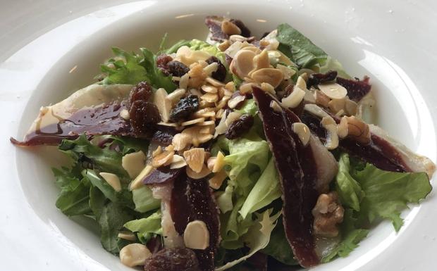 Ensalada de frutos secos y jamón de pato. 