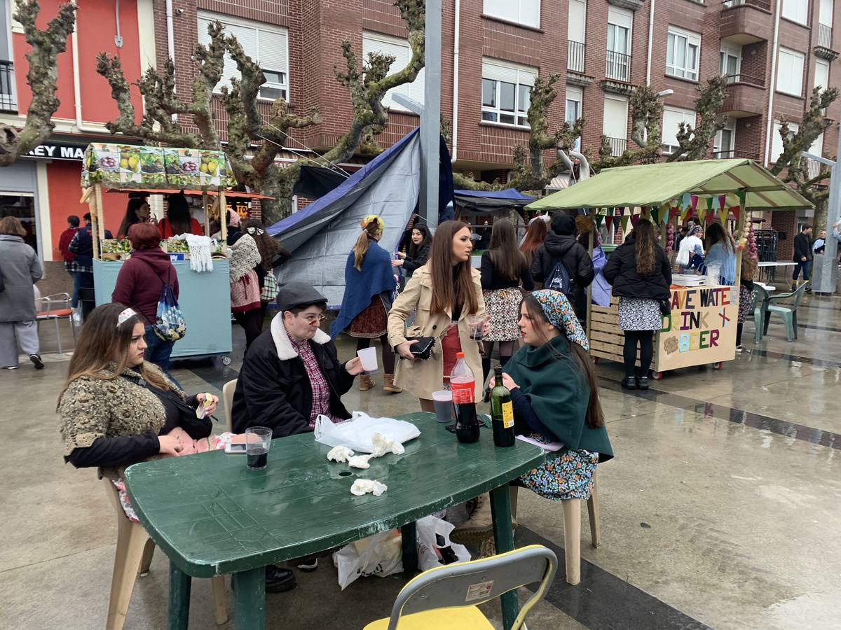 Tras un intenso mes de celebraciones, Santoña pone este sábado punto final al carnaval. Lo hace a lo grande con el multitudinario día del Trasmerano que, a pesar del mal tiempo, ha sacado a la calle a miles de vecinos y visitantes que se enfundaron el disfraz de aldeano portando unos carros en los que cocinan viandas que degustan mientras bailan y charlan. 
