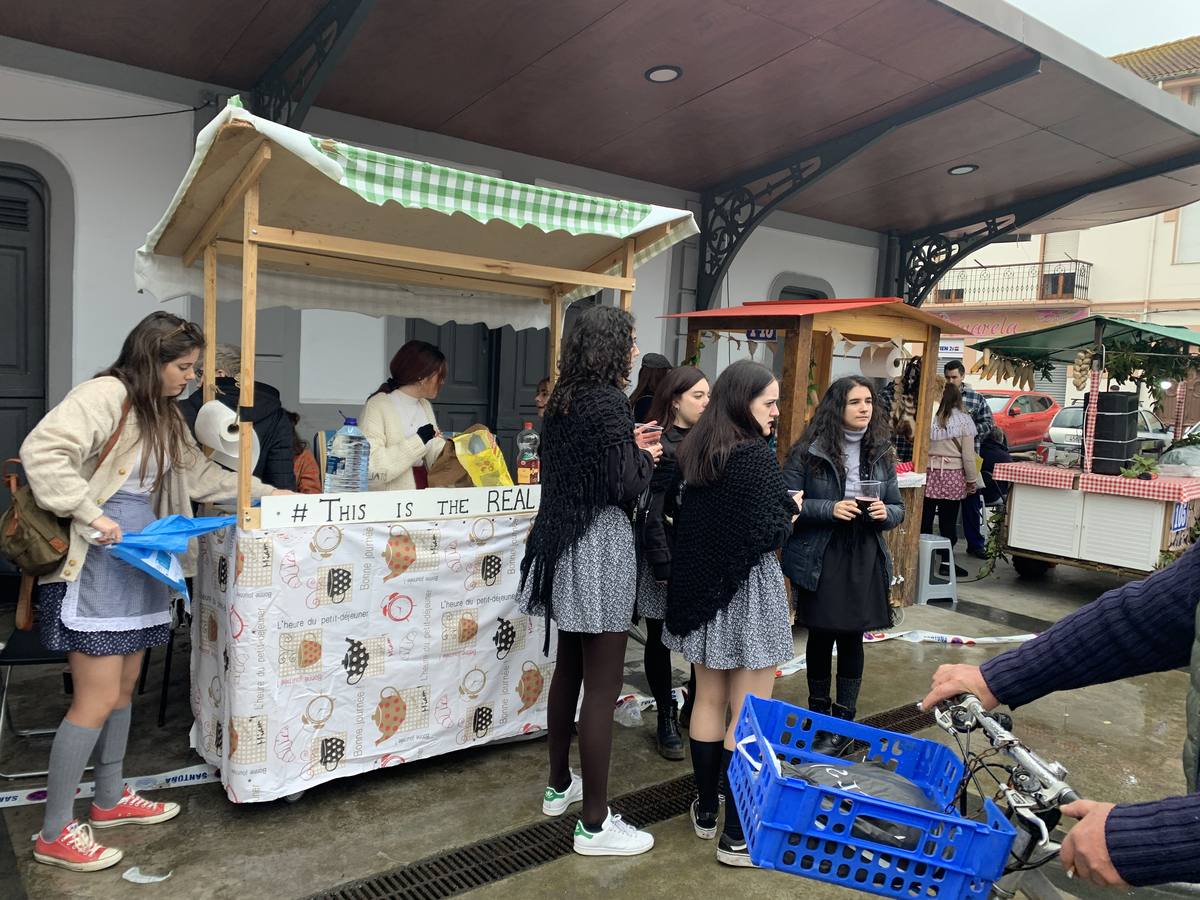 Tras un intenso mes de celebraciones, Santoña pone este sábado punto final al carnaval. Lo hace a lo grande con el multitudinario día del Trasmerano que, a pesar del mal tiempo, ha sacado a la calle a miles de vecinos y visitantes que se enfundaron el disfraz de aldeano portando unos carros en los que cocinan viandas que degustan mientras bailan y charlan. 