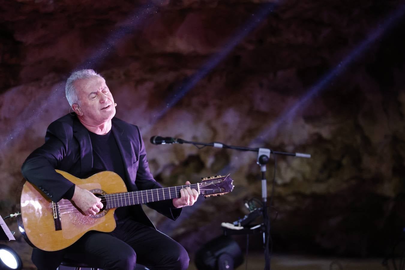 Víctor Manuel, historia de la canción de autor en este país, hizo anoche partícipes a los cántabros de su gira 'El gusto es mío' en un escenario de lujo: la cueva de El Soplao. En el escenario natural, que no deja de impresionar a los intérpretes que hasta ahora han actuado y al aforo de 300 personas, se escucharon algunos de los temas más populares del veterano músico asturiano y uno de los cantautores más representativos de la Transición española. El próximo en actuar en El Soplao, el próximo 3 de abril será otro mítico de La Movida, Juan Perro, líder de Radio Futura, que llegará con su nuevo trabajo 'El viaje'.