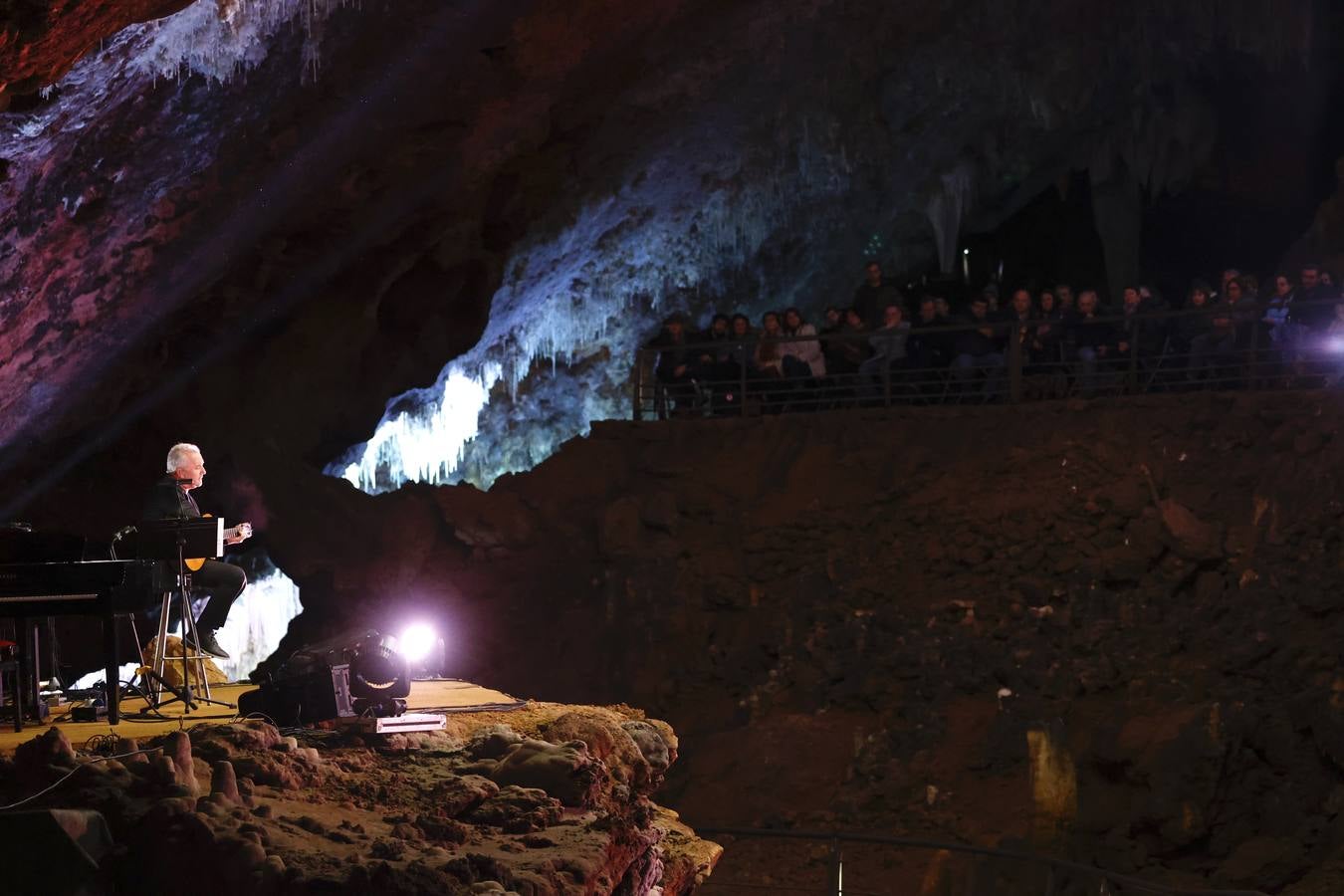 Víctor Manuel, historia de la canción de autor en este país, hizo anoche partícipes a los cántabros de su gira 'El gusto es mío' en un escenario de lujo: la cueva de El Soplao. En el escenario natural, que no deja de impresionar a los intérpretes que hasta ahora han actuado y al aforo de 300 personas, se escucharon algunos de los temas más populares del veterano músico asturiano y uno de los cantautores más representativos de la Transición española. El próximo en actuar en El Soplao, el próximo 3 de abril será otro mítico de La Movida, Juan Perro, líder de Radio Futura, que llegará con su nuevo trabajo 'El viaje'.