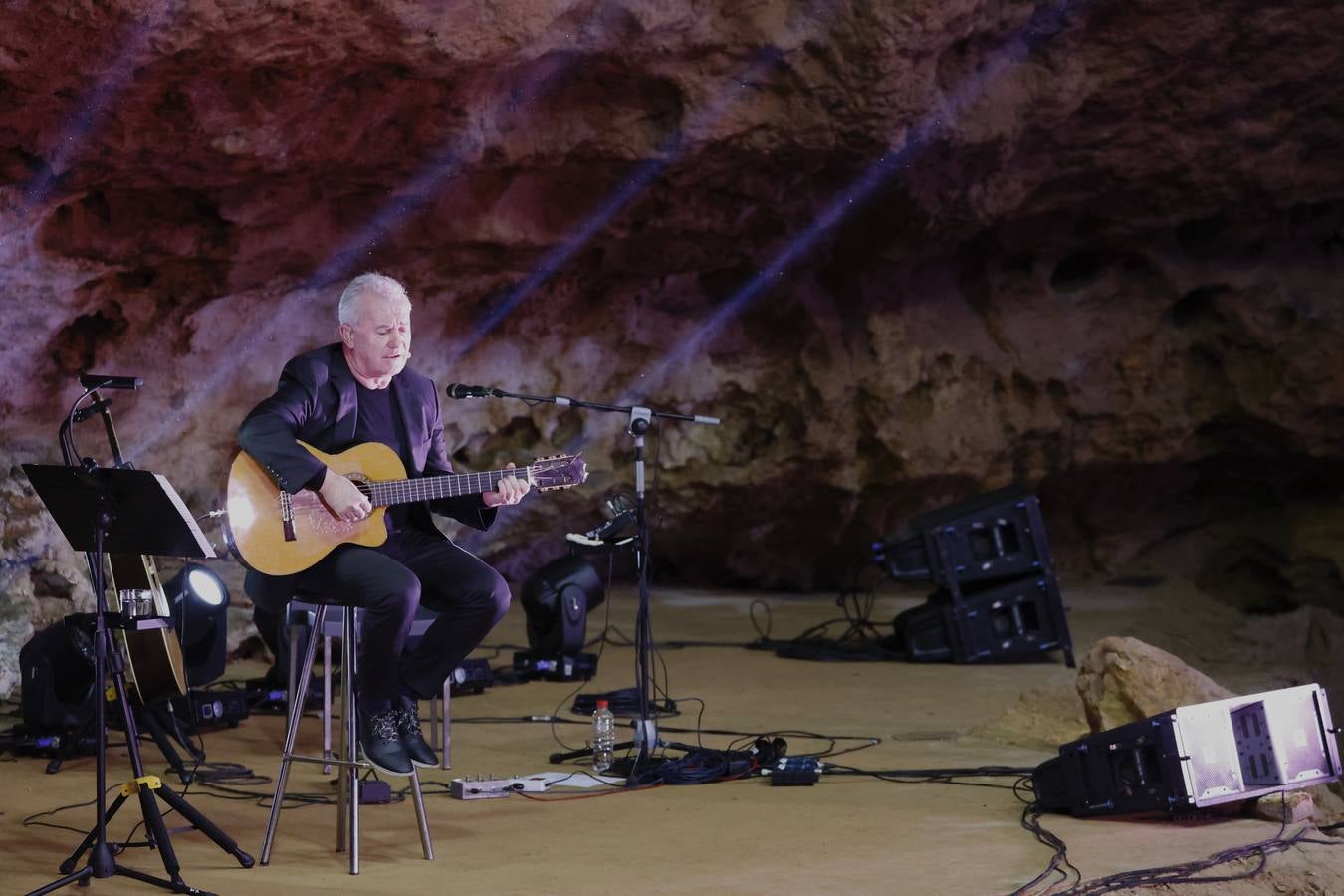 Víctor Manuel, historia de la canción de autor en este país, hizo anoche partícipes a los cántabros de su gira 'El gusto es mío' en un escenario de lujo: la cueva de El Soplao. En el escenario natural, que no deja de impresionar a los intérpretes que hasta ahora han actuado y al aforo de 300 personas, se escucharon algunos de los temas más populares del veterano músico asturiano y uno de los cantautores más representativos de la Transición española. El próximo en actuar en El Soplao, el próximo 3 de abril será otro mítico de La Movida, Juan Perro, líder de Radio Futura, que llegará con su nuevo trabajo 'El viaje'.