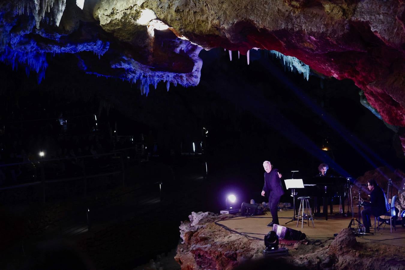 Víctor Manuel, historia de la canción de autor en este país, hizo anoche partícipes a los cántabros de su gira 'El gusto es mío' en un escenario de lujo: la cueva de El Soplao. En el escenario natural, que no deja de impresionar a los intérpretes que hasta ahora han actuado y al aforo de 300 personas, se escucharon algunos de los temas más populares del veterano músico asturiano y uno de los cantautores más representativos de la Transición española. El próximo en actuar en El Soplao, el próximo 3 de abril será otro mítico de La Movida, Juan Perro, líder de Radio Futura, que llegará con su nuevo trabajo 'El viaje'.