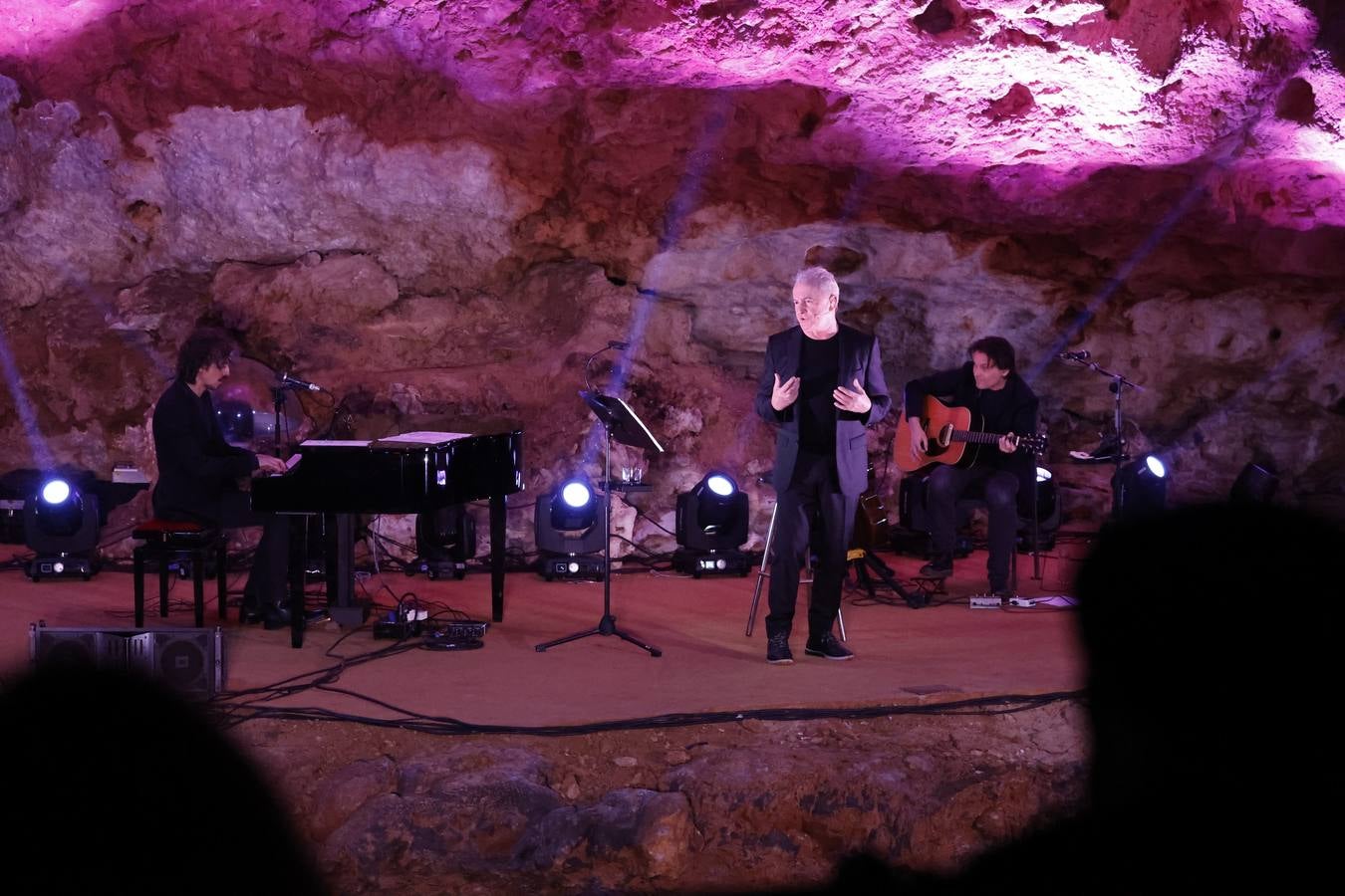 Víctor Manuel, historia de la canción de autor en este país, hizo anoche partícipes a los cántabros de su gira 'El gusto es mío' en un escenario de lujo: la cueva de El Soplao. En el escenario natural, que no deja de impresionar a los intérpretes que hasta ahora han actuado y al aforo de 300 personas, se escucharon algunos de los temas más populares del veterano músico asturiano y uno de los cantautores más representativos de la Transición española. El próximo en actuar en El Soplao, el próximo 3 de abril será otro mítico de La Movida, Juan Perro, líder de Radio Futura, que llegará con su nuevo trabajo 'El viaje'.