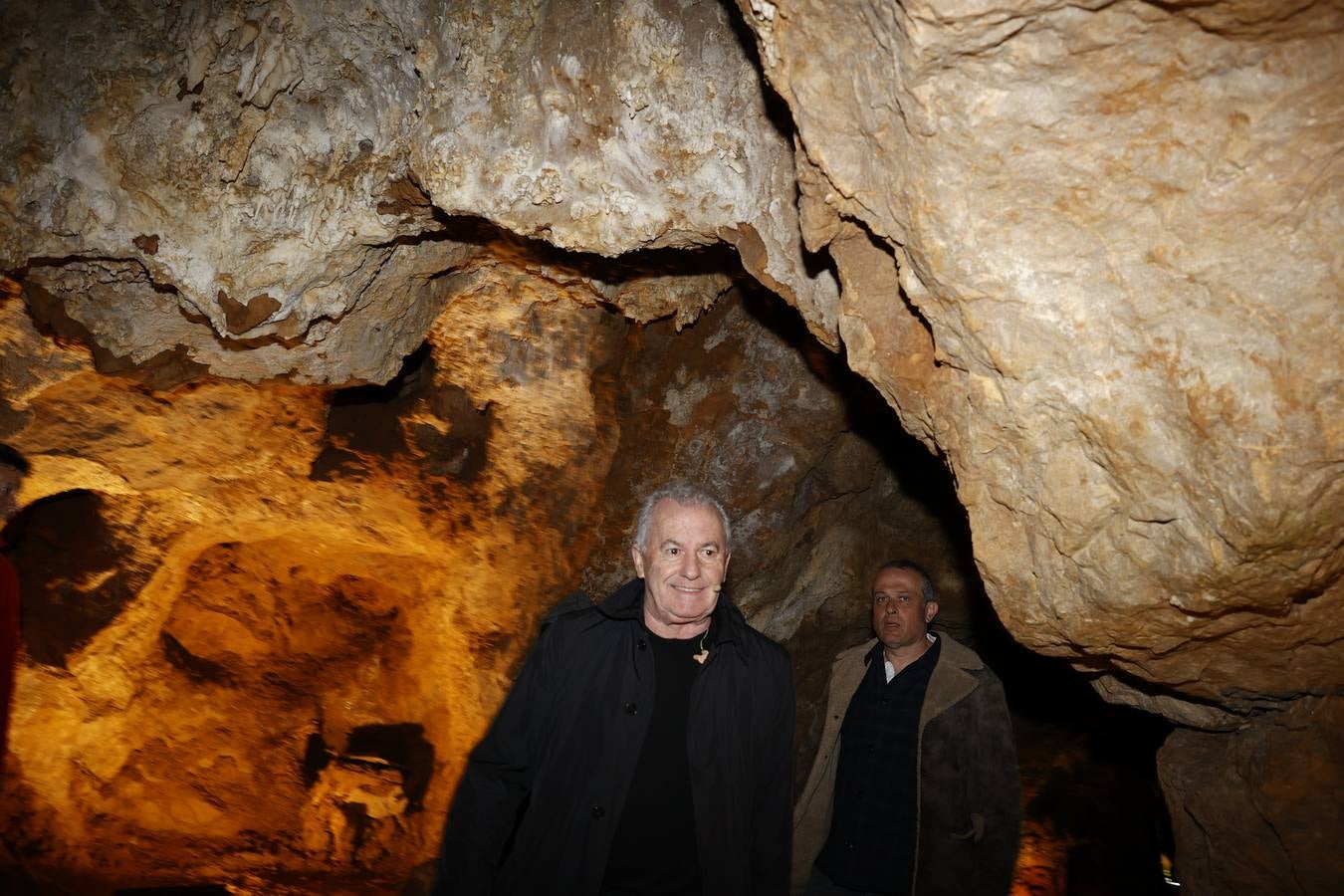 Víctor Manuel, historia de la canción de autor en este país, hizo anoche partícipes a los cántabros de su gira 'El gusto es mío' en un escenario de lujo: la cueva de El Soplao. En el escenario natural, que no deja de impresionar a los intérpretes que hasta ahora han actuado y al aforo de 300 personas, se escucharon algunos de los temas más populares del veterano músico asturiano y uno de los cantautores más representativos de la Transición española. El próximo en actuar en El Soplao, el próximo 3 de abril será otro mítico de La Movida, Juan Perro, líder de Radio Futura, que llegará con su nuevo trabajo 'El viaje'.