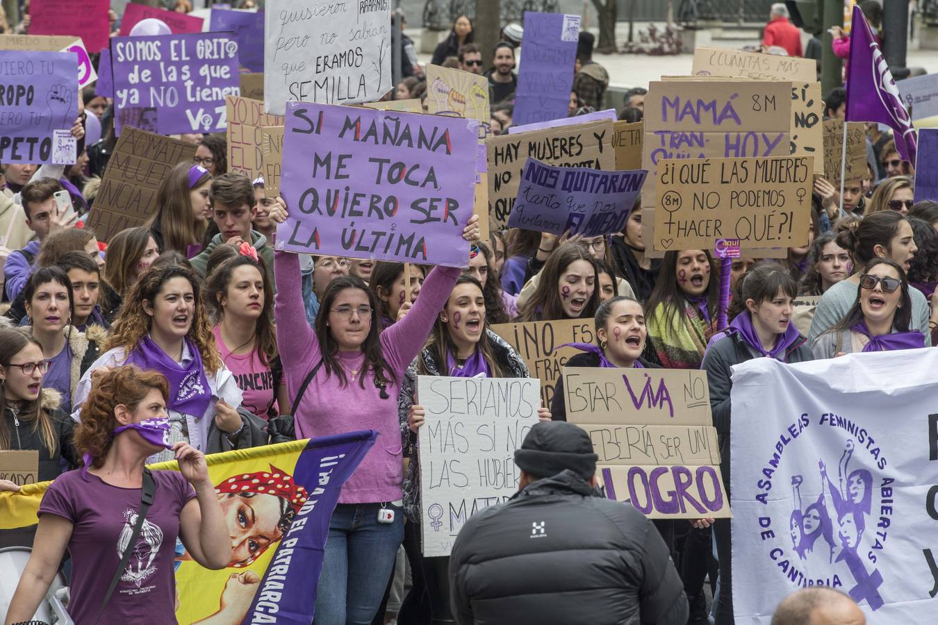 Miles de personas han participado este domingo, Día Internacional de la Mujer, en la manifestación convocada por la Comisión 8M en Santander para reivindicar la igualdad y los derechos de las mujeres.