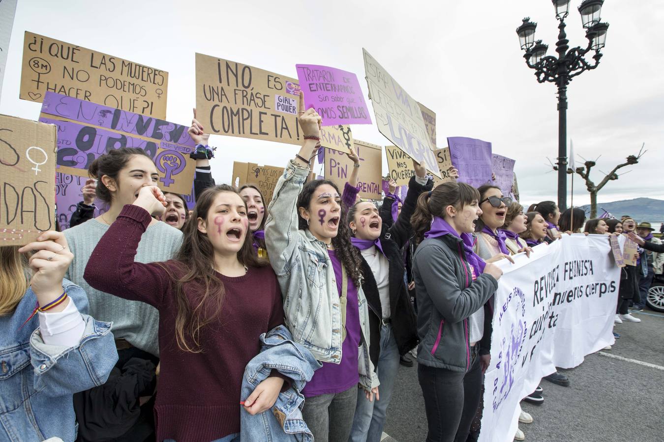 Miles de personas han participado este domingo, Día Internacional de la Mujer, en la manifestación convocada por la Comisión 8M en Santander para reivindicar la igualdad y los derechos de las mujeres.