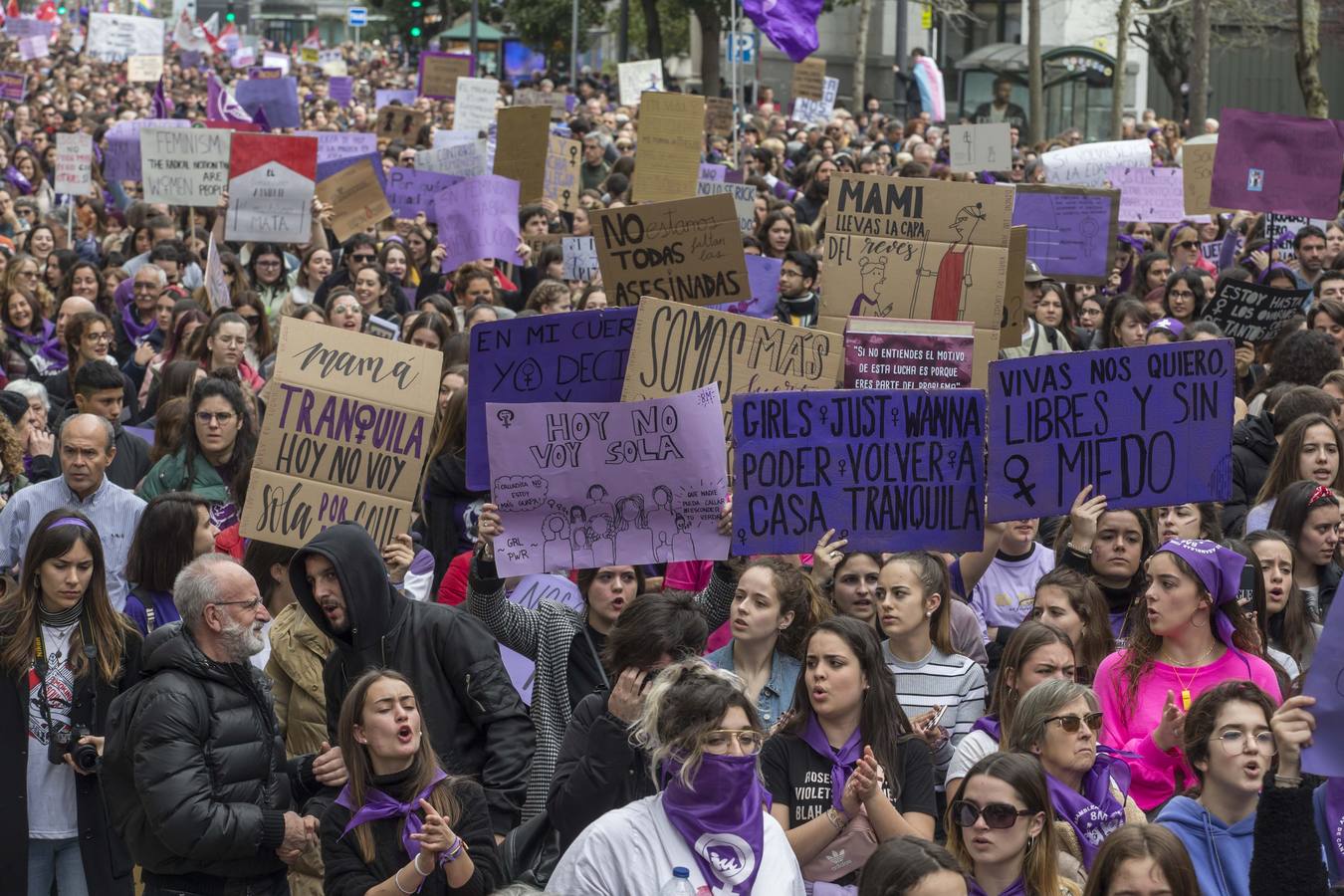 Miles de personas han participado este domingo, Día Internacional de la Mujer, en la manifestación convocada por la Comisión 8M en Santander para reivindicar la igualdad y los derechos de las mujeres.