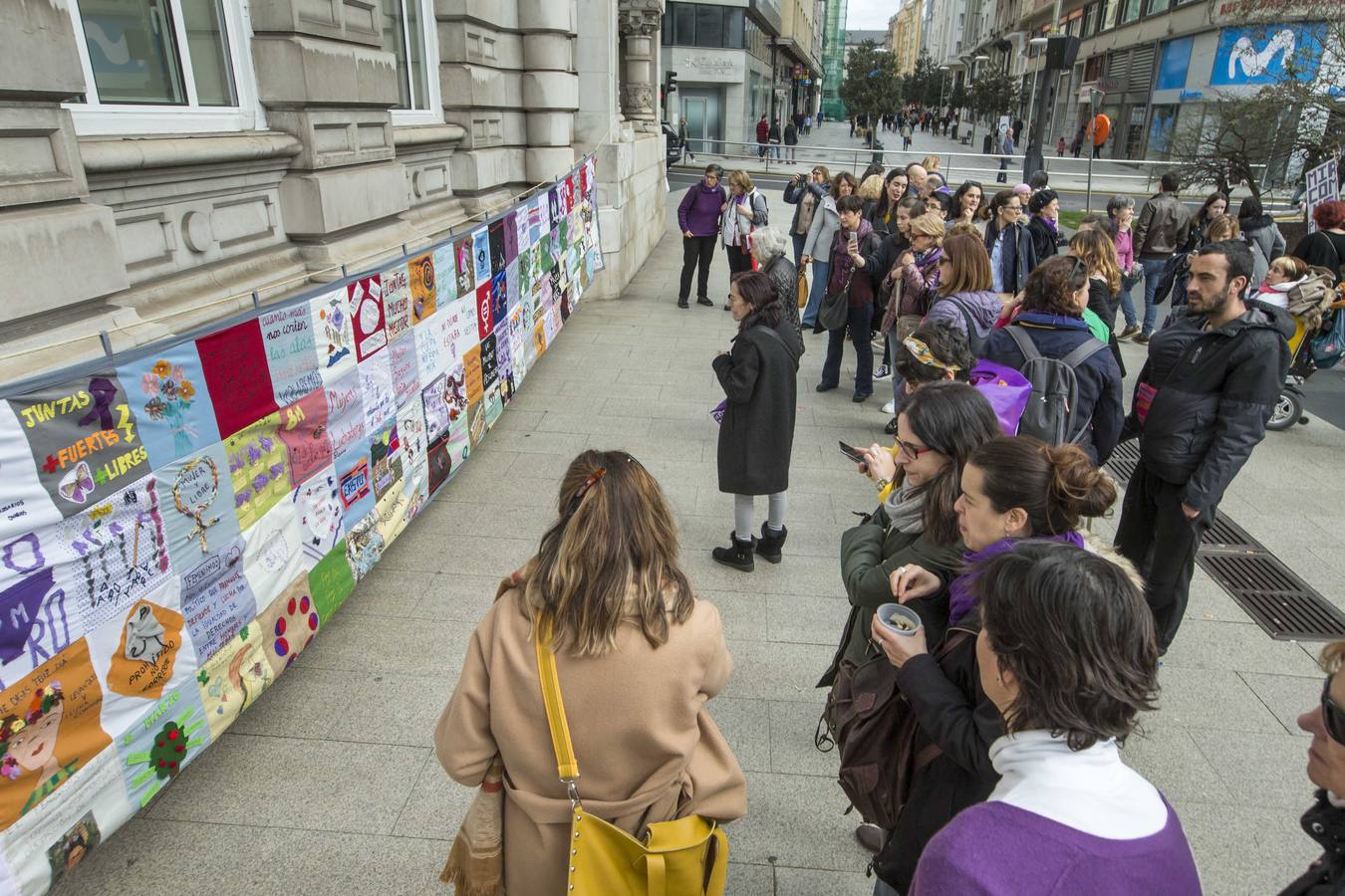 Miles de personas han participado este domingo, Día Internacional de la Mujer, en la manifestación convocada por la Comisión 8M en Santander para reivindicar la igualdad y los derechos de las mujeres.