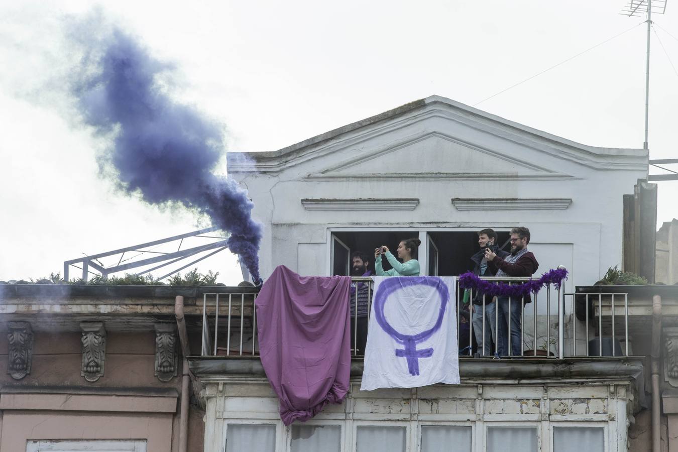 Miles de personas han participado este domingo, Día Internacional de la Mujer, en la manifestación convocada por la Comisión 8M en Santander para reivindicar la igualdad y los derechos de las mujeres.