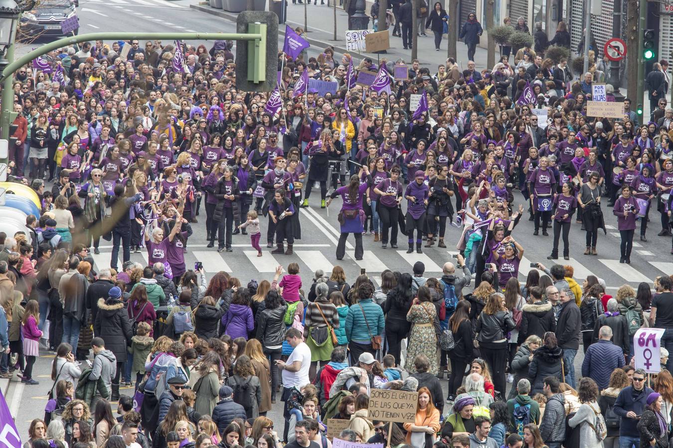 Miles de personas han participado este domingo, Día Internacional de la Mujer, en la manifestación convocada por la Comisión 8M en Santander para reivindicar la igualdad y los derechos de las mujeres.