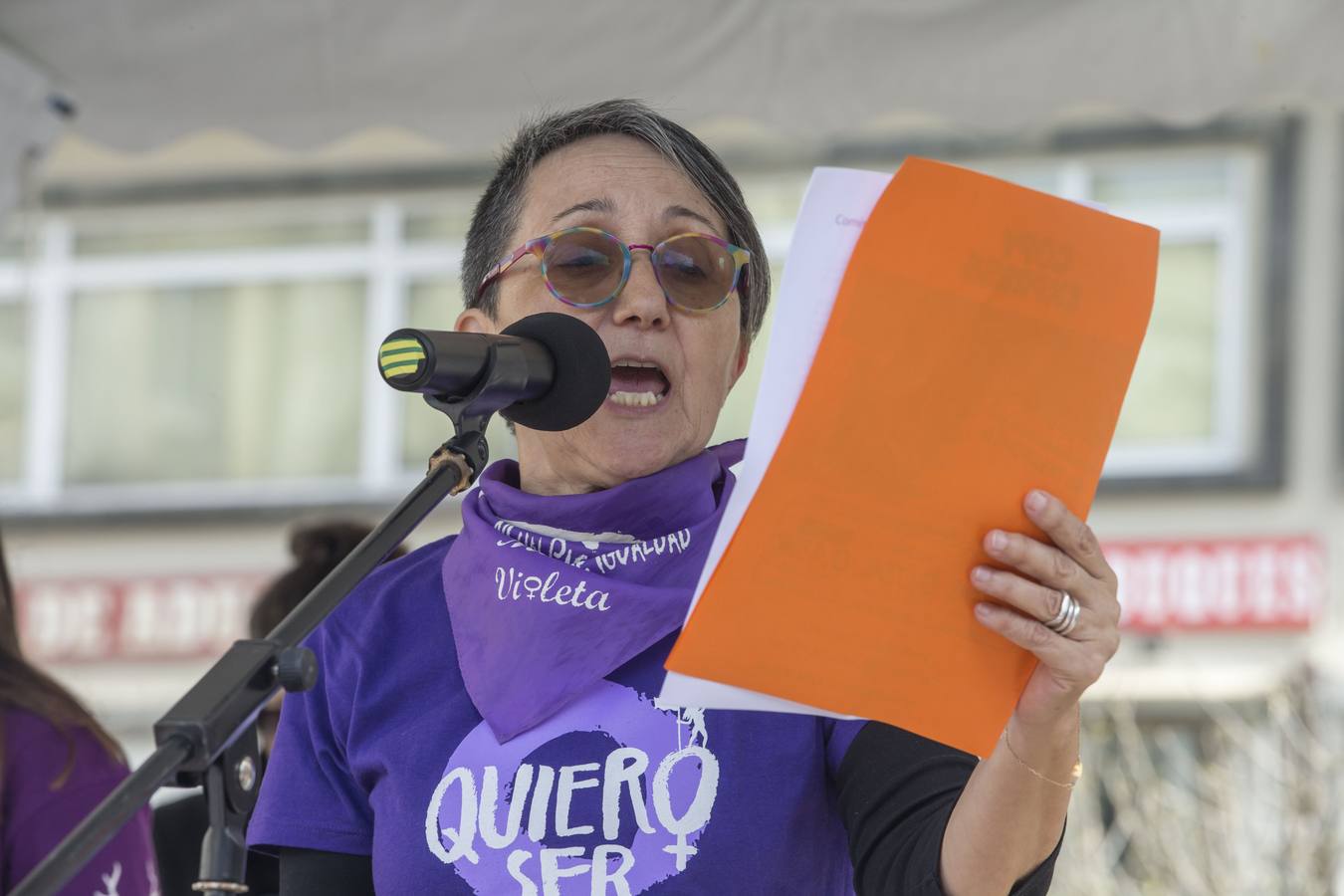 Miles de personas han participado este domingo, Día Internacional de la Mujer, en la manifestación convocada por la Comisión 8M en Santander para reivindicar la igualdad y los derechos de las mujeres.