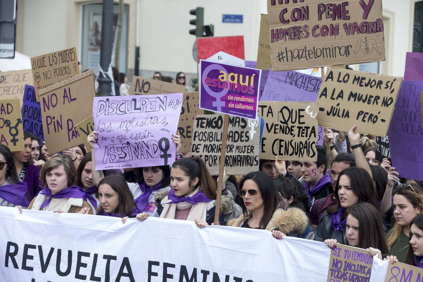 Miles de personas han participado este domingo, Día Internacional de la Mujer, en la manifestación convocada por la Comisión 8M en Santander para reivindicar la igualdad y los derechos de las mujeres.