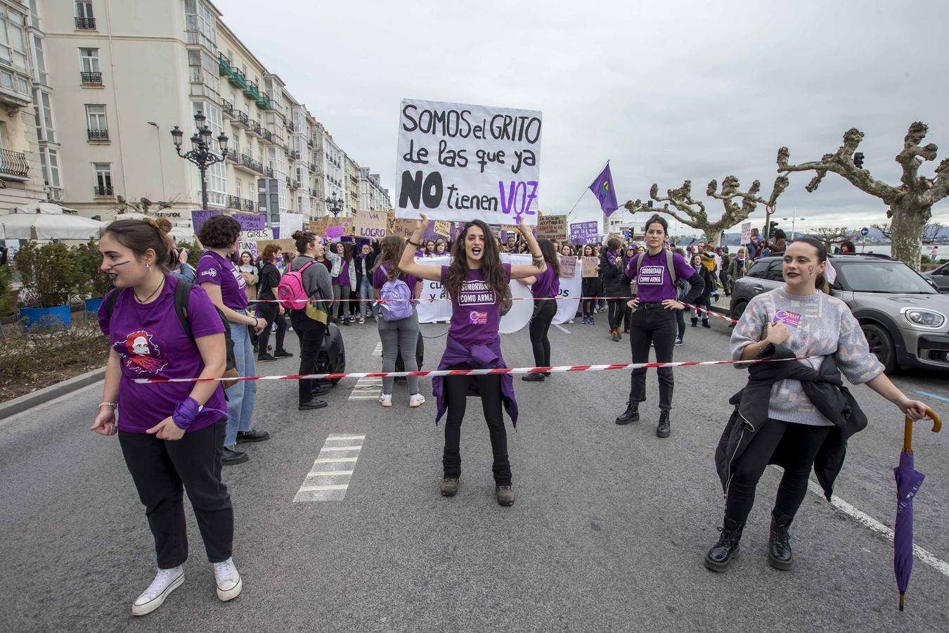 Miles de personas han participado este domingo, Día Internacional de la Mujer, en la manifestación convocada por la Comisión 8M en Santander para reivindicar la igualdad y los derechos de las mujeres.