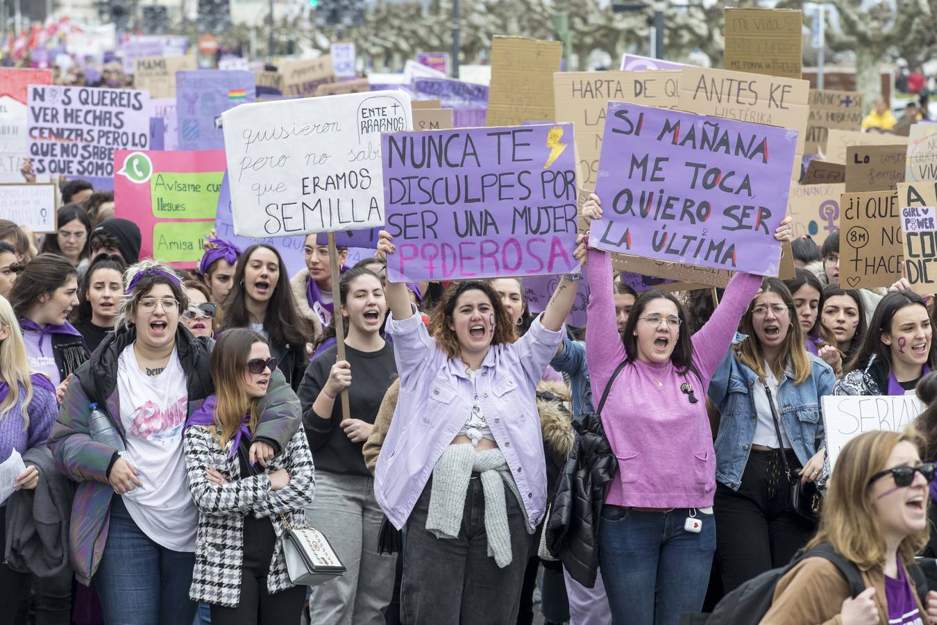 Miles de personas han participado este domingo, Día Internacional de la Mujer, en la manifestación convocada por la Comisión 8M en Santander para reivindicar la igualdad y los derechos de las mujeres.