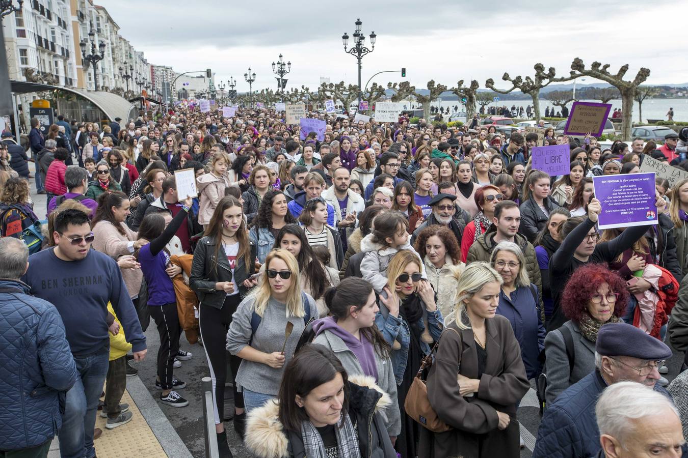 Miles de personas han participado este domingo, Día Internacional de la Mujer, en la manifestación convocada por la Comisión 8M en Santander para reivindicar la igualdad y los derechos de las mujeres.