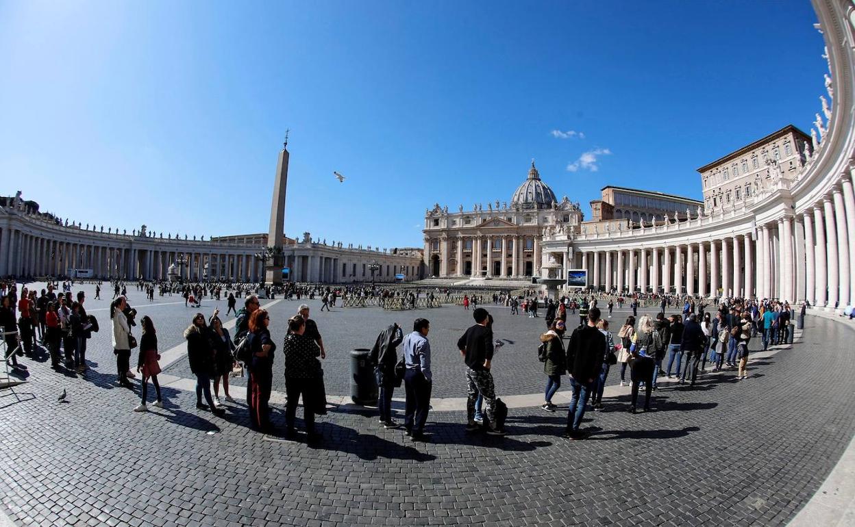 Turistas en la Plaza de San Pedro, accediendo al Vaticano. 