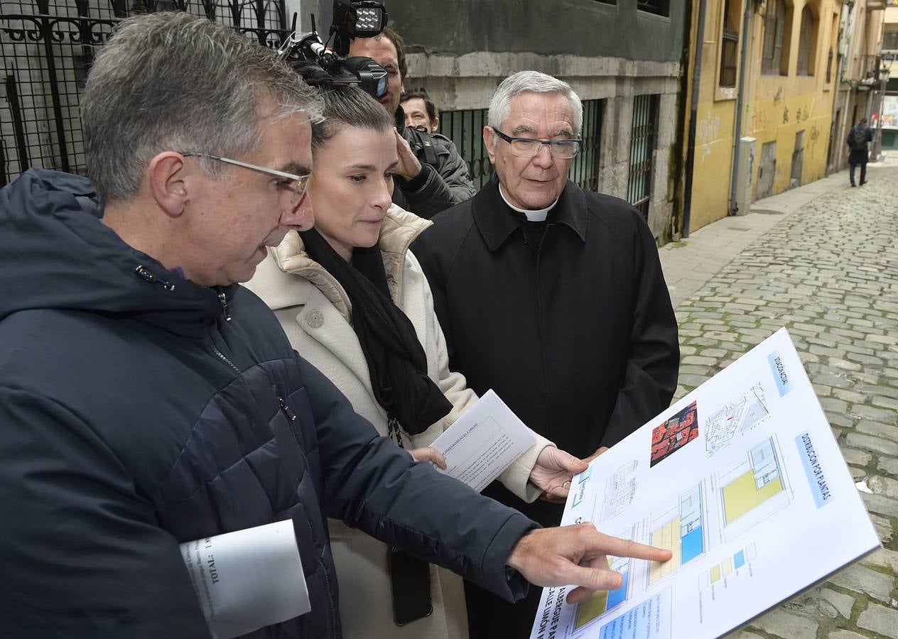 César Díaz, Gema Igual y el obispo Manuel Sánchez Monge observan unos planos en la calle Limón