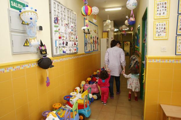 Interior de la Escuela Infantil Anjana con una de las profesoras y dos alumas. Luis palomeque