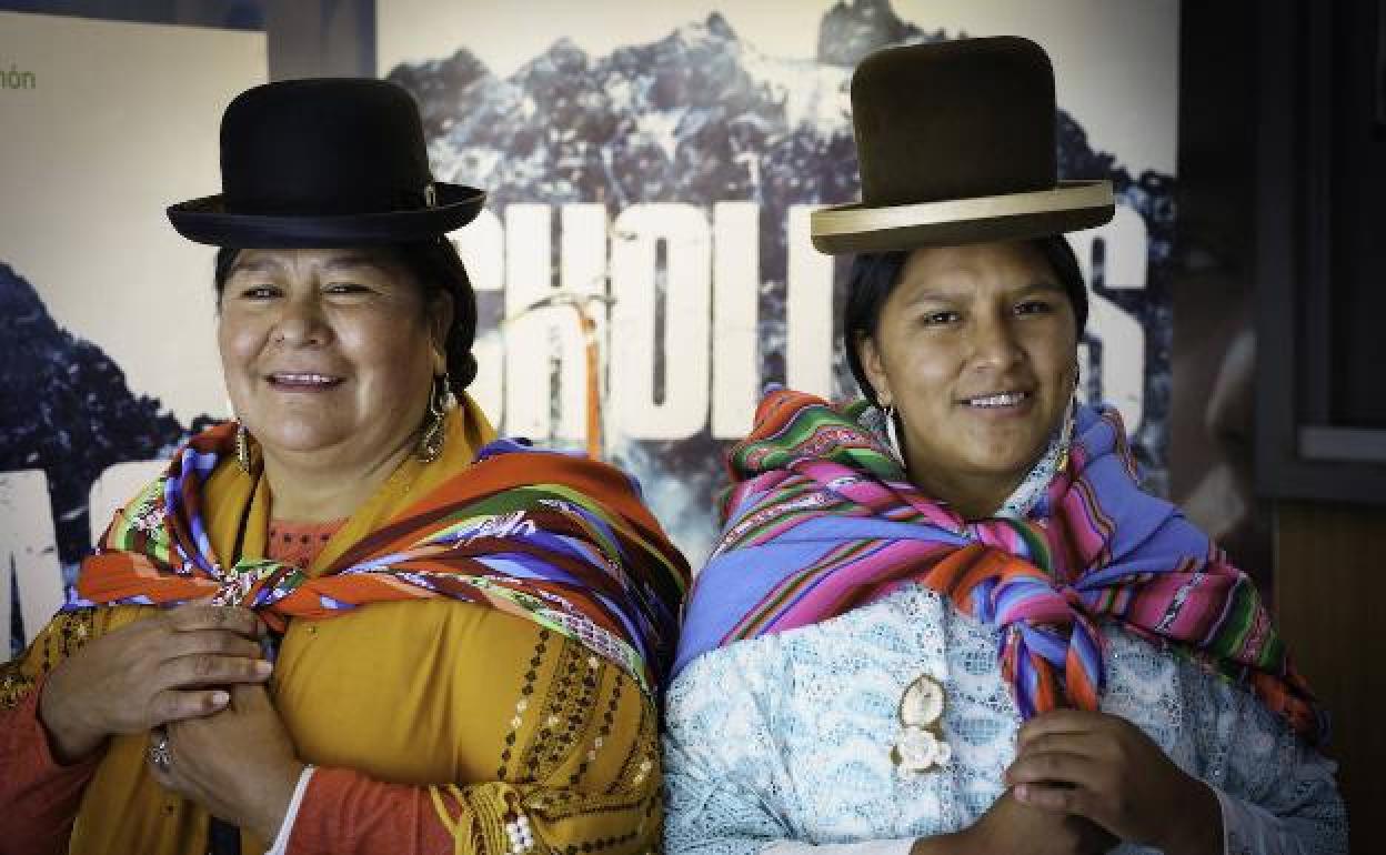 Lidia Huayllas y Elena Quispe con sus polleras y sombreros, ayer en Madrid.