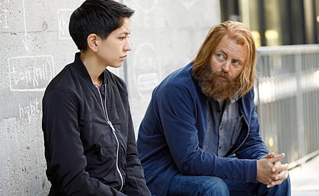 Lily y Forest, en un fotograma de la serie.