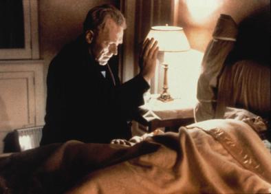 Imagen secundaria 1 - Max Von Sydow como el caballero medieval que juega al ajedrez con la Muerte en 'El séptimo sello', en el papel del Padre Lankaster Merrin en 'El exorcista' y recogiendo el Premio Donostia en 2006.