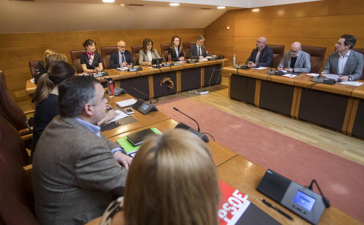 El consejero de Sanidad del Gobierno de Cantabria, Miguel Rodriguez, acompañado de la directora de Salúd Pública, Paloma Navas, ha comparecido en el Parlamento de Cantabria para informar sobre el estado de la epidemia de coronavirus.