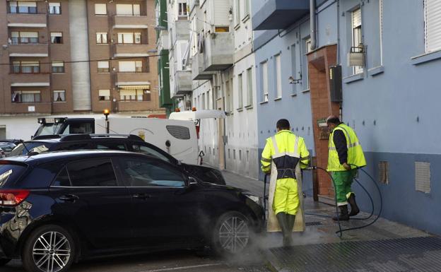 La «adecuada» limpieza de calles, papeleras y contenedores es otras de las reivindicaciones aprobadas en la asamblea vecinal.