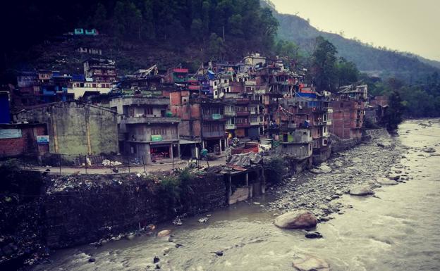 El proyecto 'Nepal + de 1.000 km entre montañas' ha convertido a la cántabra Raquel García en la primera mujer española que ha realizado esta hazaña, atravesar Nepal durante 85 días caminando a la sombra de los ochomiles, acompañada de un cámara, dos porteadores y un guía, estos últimos nepalíes. Contará su experiencia el 19 de marzo en los locales de la Asociación de Vecinos de San Francisco, una charla que se enmarca dentro de los actos programados por el Día de la Mujer.