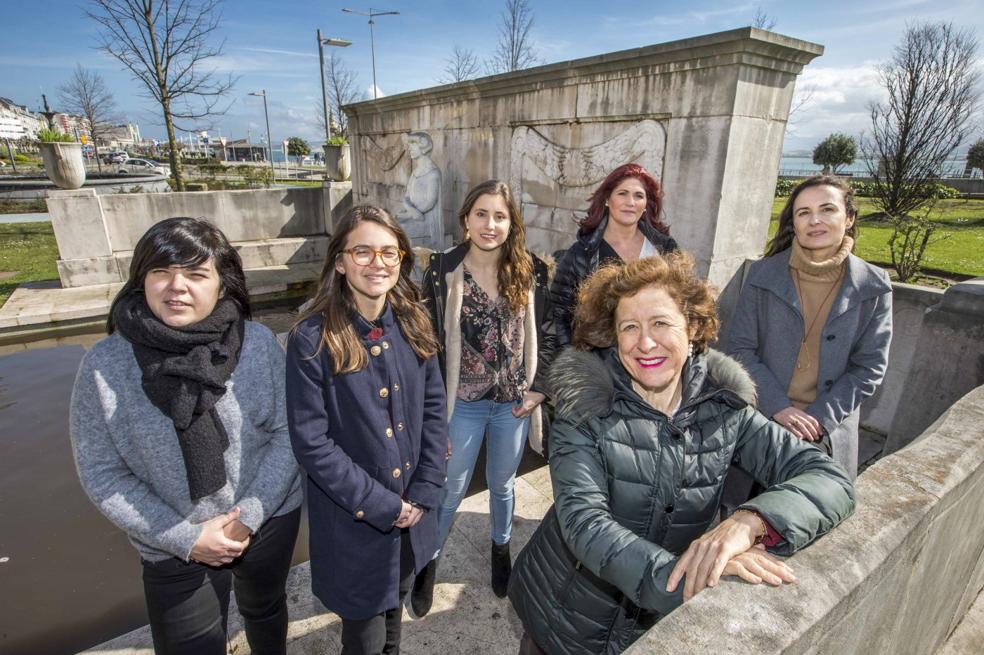 En primer término, Berna González Harbour. Detrás, de izquierda a derecha, Silvia Prellezo, Carmen Laptev, Paula Desiré, Concepción Revuelta y Phil Camino. 