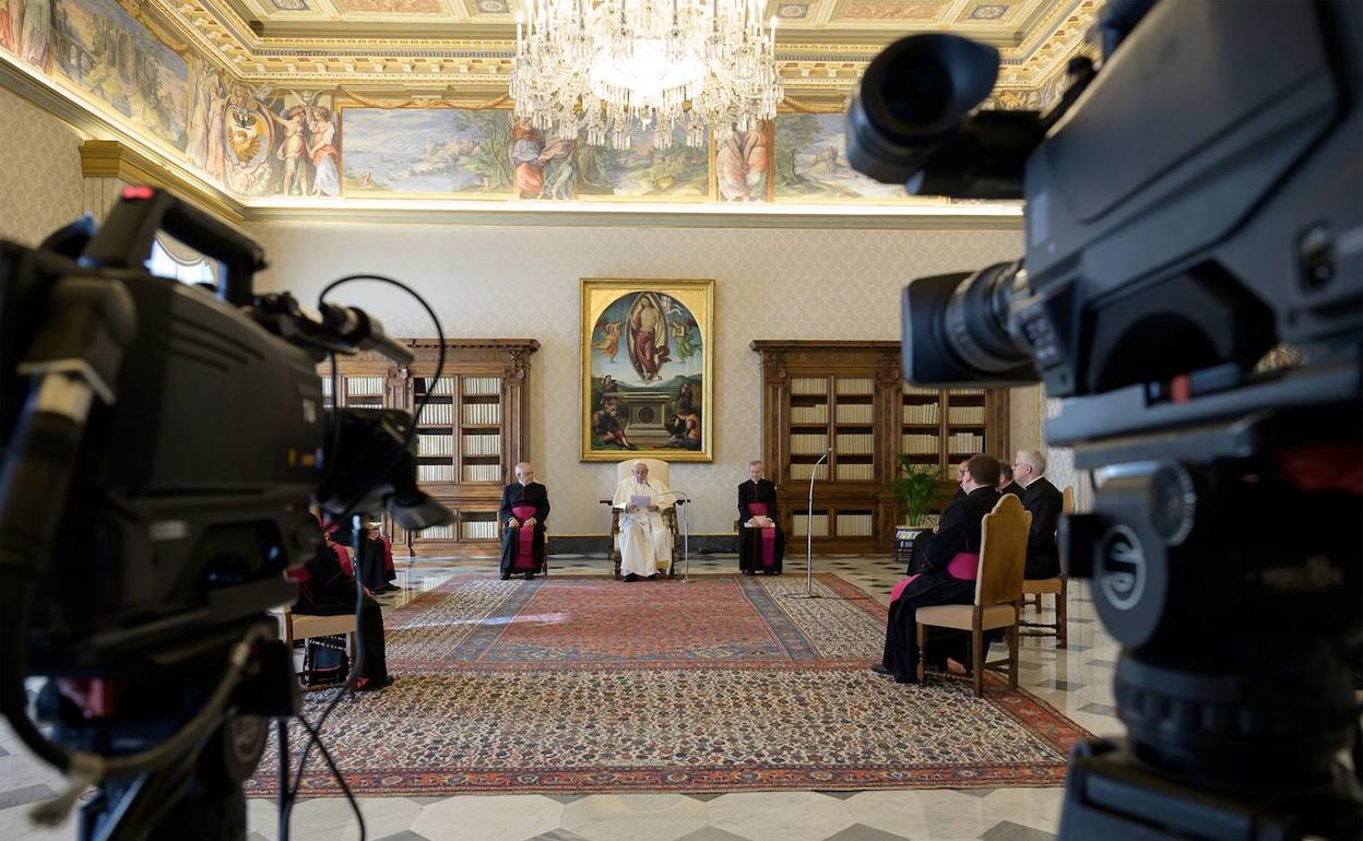 Audiencia del Papa, en la biblioteca del palacio apostólico, solo con cardenales y cámaras de televisión.