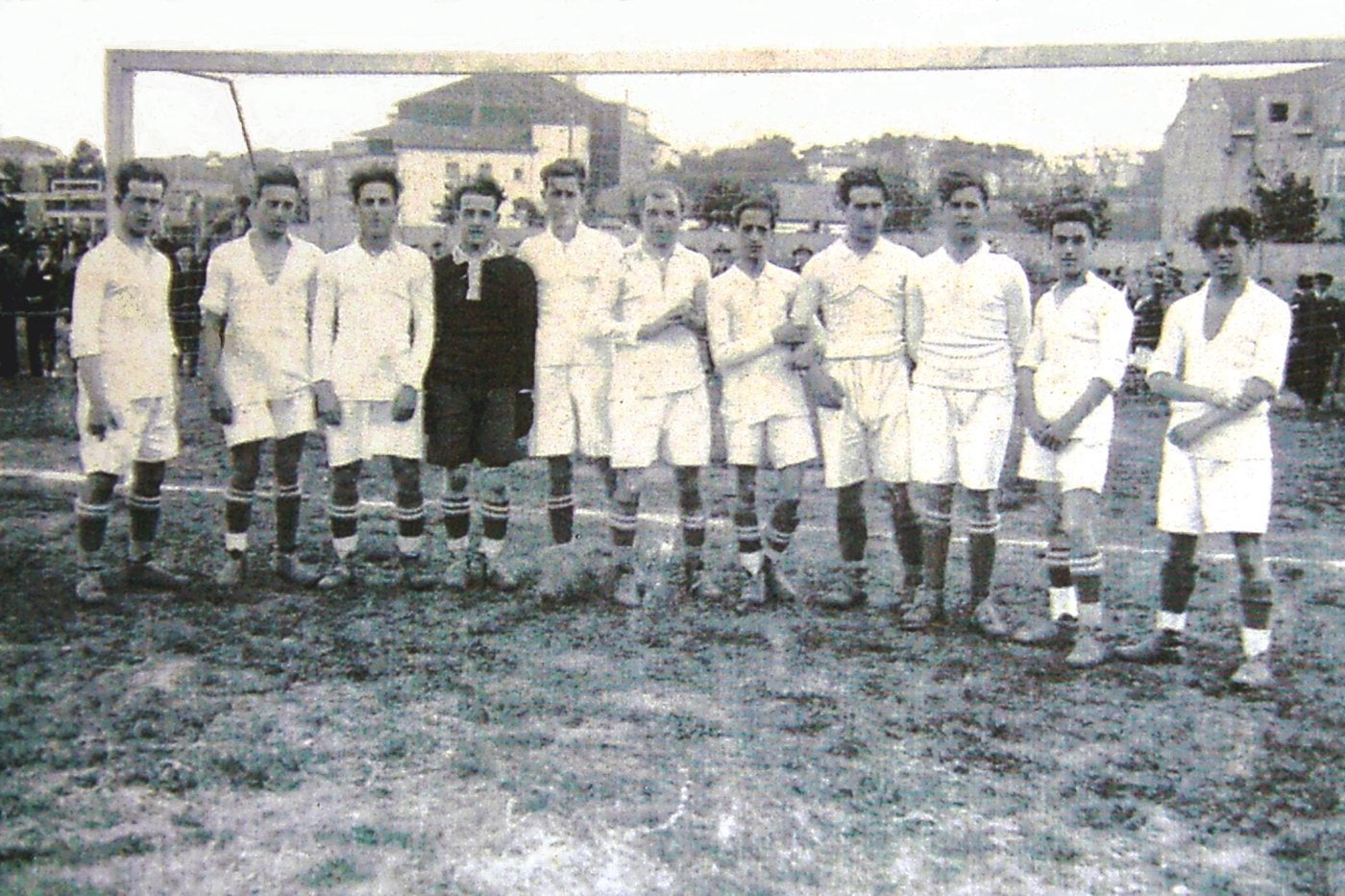 De izquierda a derecha, Lavín, Julio Gacituaga, Díez, Álvarez (portero), Ortiz, Tomás Agüero, Barbosa, Santiuste, Naveda, Torre y Fernández.