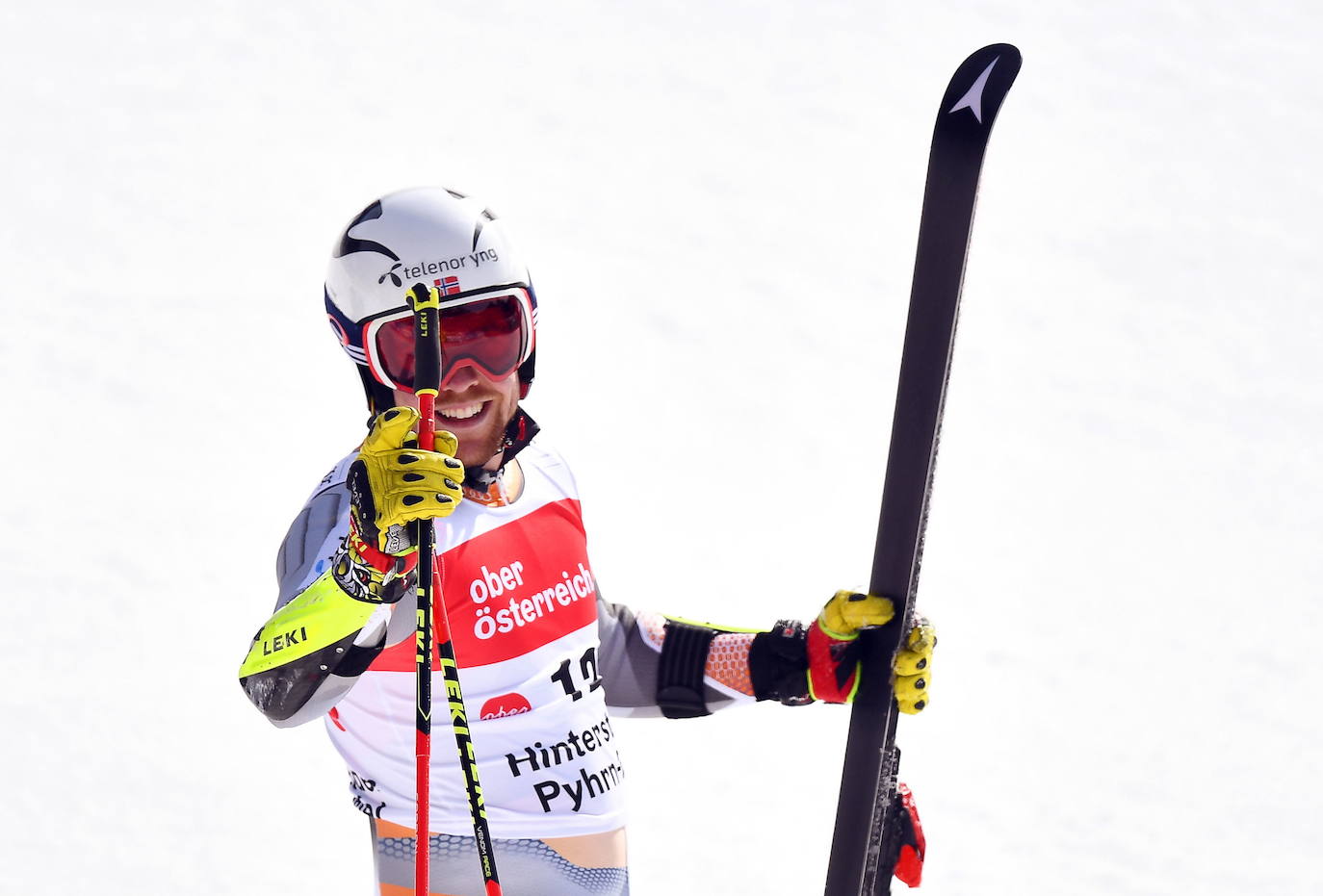 a Federación Internacional de Esquí (FIS) anula las dos últimas carreras por el coronavirus; y el noruego se alza con el título en la masculina y la italiana, en la femenina