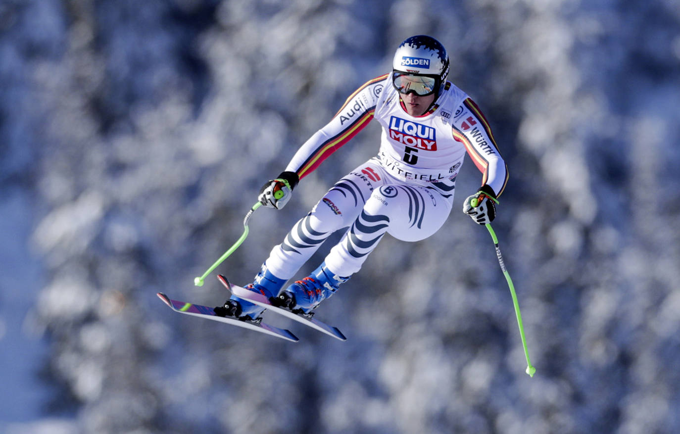 a Federación Internacional de Esquí (FIS) anula las dos últimas carreras por el coronavirus; y el noruego se alza con el título en la masculina y la italiana, en la femenina