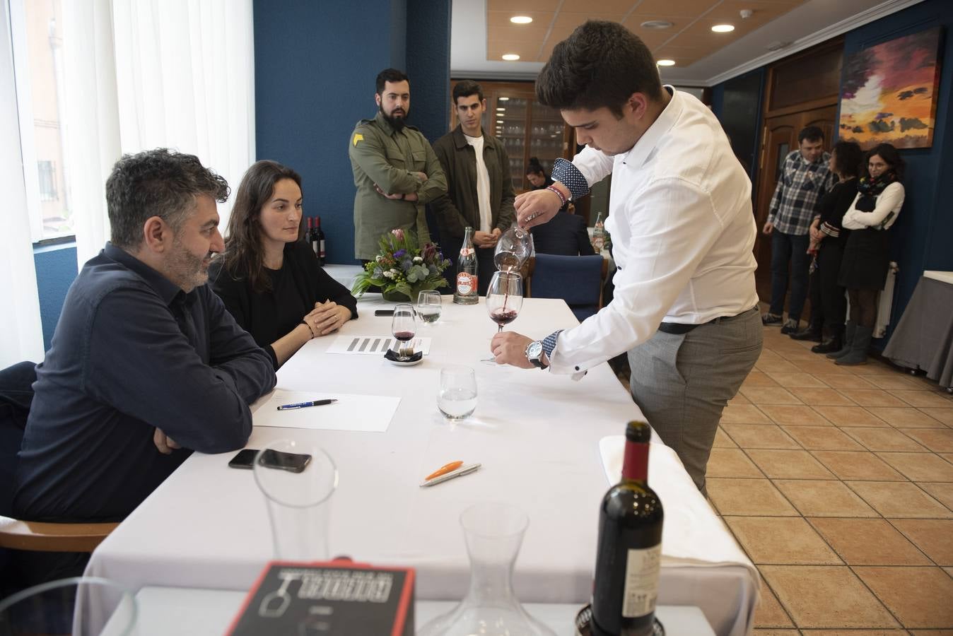 Imágenes de la VII edición de Maître Cantabria, celebrada en la Escuela de Hostelería del IES Fuente Fresnedo de Laredo, donde la ilusión y los nervios acompañaron a los nueve finalistas. Tras una competición igualada en alguna de las demostraciones, finalmente Sheila Martín, de 21 años, se hizo con el galardón. 